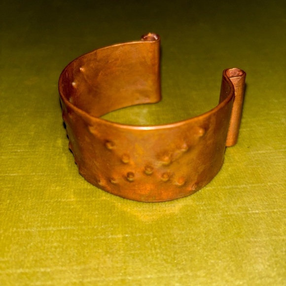 unbranded Jewelry - Vtg Handcrafted Pounded Dimpled Solid Copper 1.30" Wide Cuff Bracelet Size OS​​